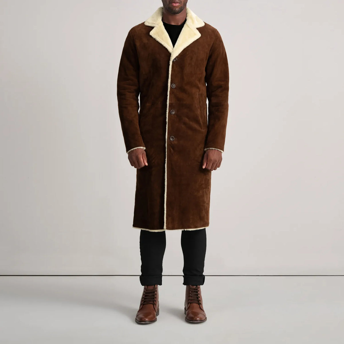 
Kolby Brown Suede Shearling Long Coat - Πλαϊνή όψη που αναδεικνύει το κόψιμο των μανικιών