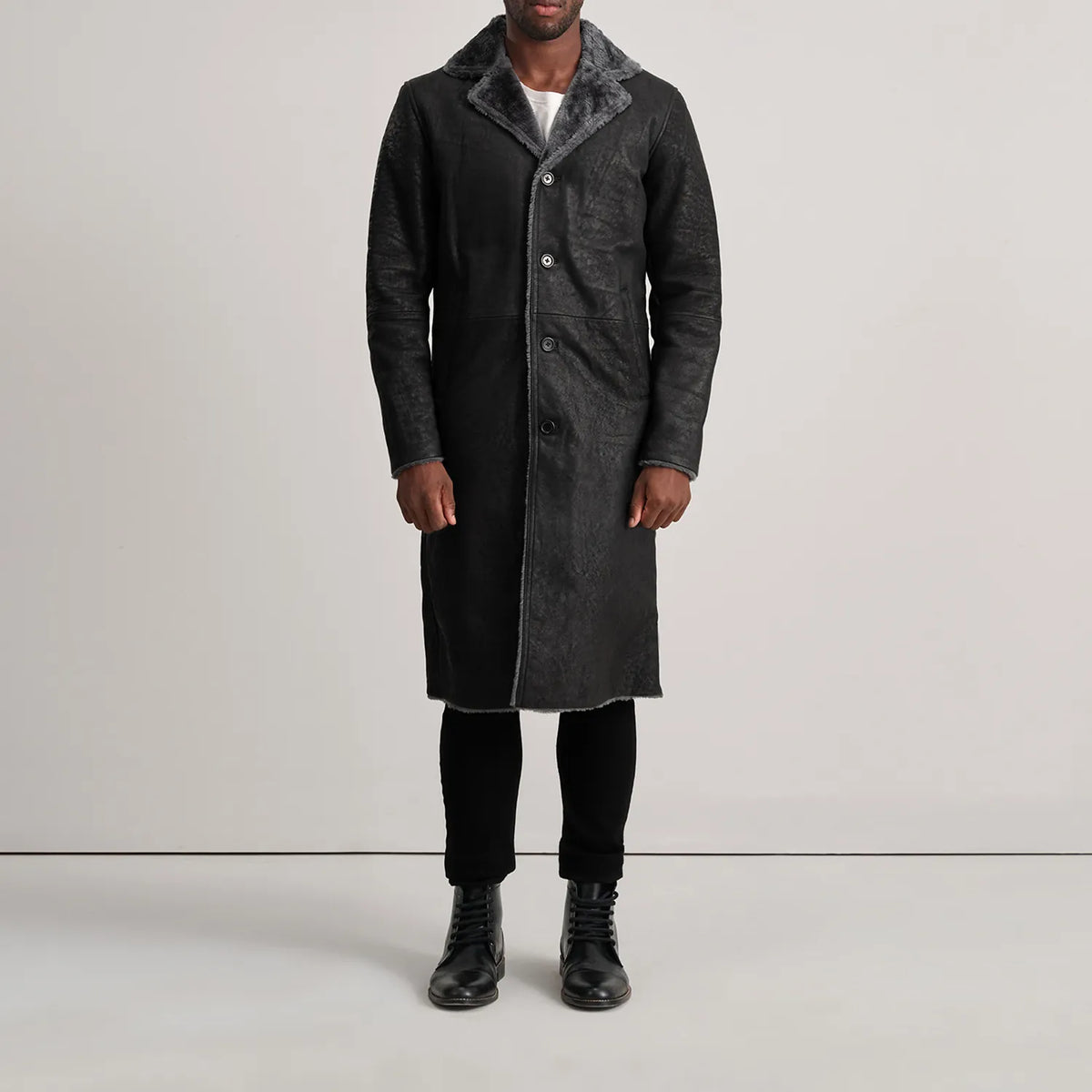 
Kolby Distressed Black Shearling Long Coat - Πλαϊνή όψη που αναδεικνύει το κόψιμο των μανικιών