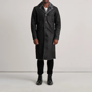 
Kolby Distressed Black Shearling Long Coat - Πλαϊνή όψη που αναδεικνύει το κόψιμο των μανικιών