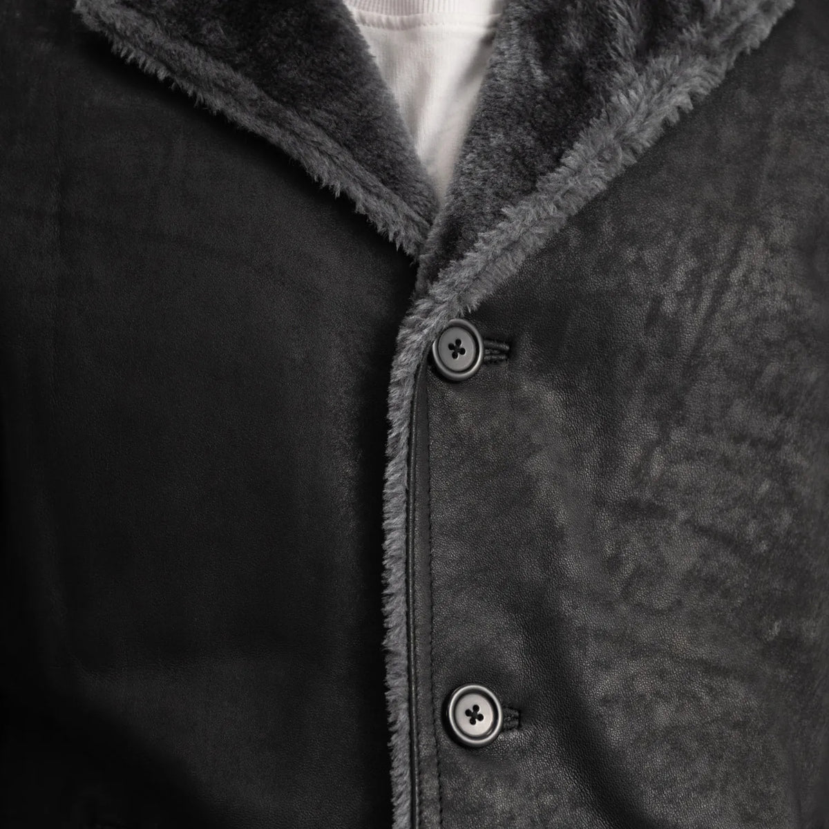 
Κοντινό πλάνο λεπτομέρειας of Notch & Button Hardware on Kolby Distressed Black Shearling Long Coat