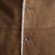 
Κοντινό πλάνο λεπτομέρειας of Notch & Button Hardware on Kolby Distressed Brown Shearling Long Coat