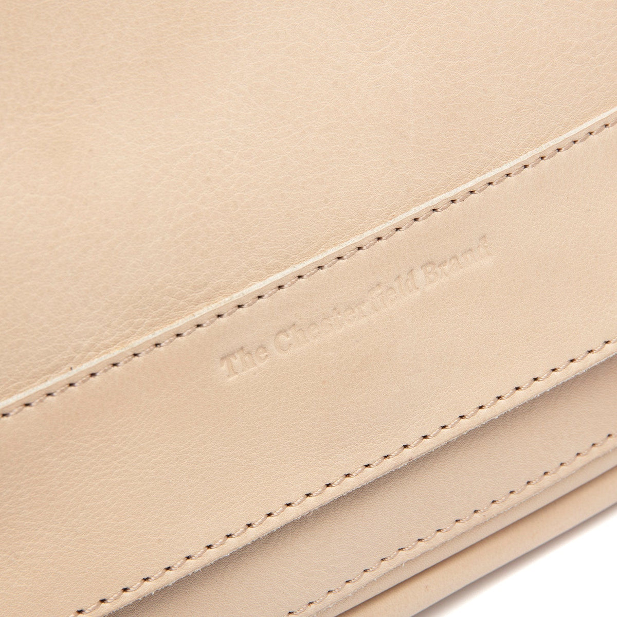 
Solid Antique Brass Hardware & Heavy-Duty Dual Zipper Detail on Ann Δερμάτινη τσάντα χιαστί