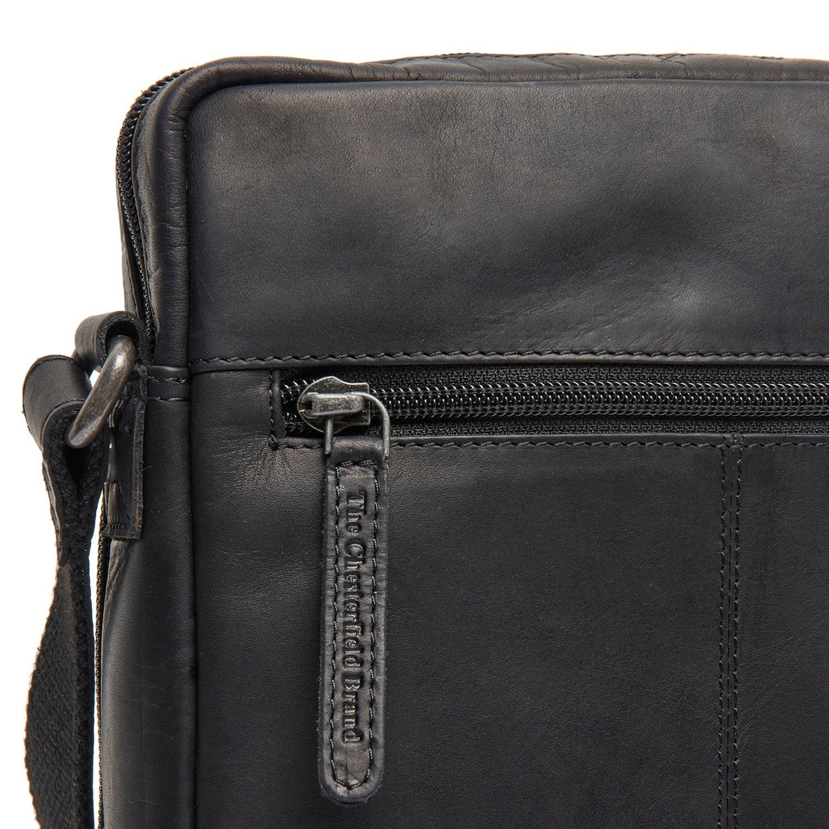 
Solid Antique Brass Hardware & Heavy-Duty Dual Zipper Detail on Montira Δερμάτινη τσάντα χιαστί