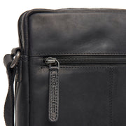 
Solid Antique Brass Hardware & Heavy-Duty Dual Zipper Detail on Montira Δερμάτινη τσάντα χιαστί