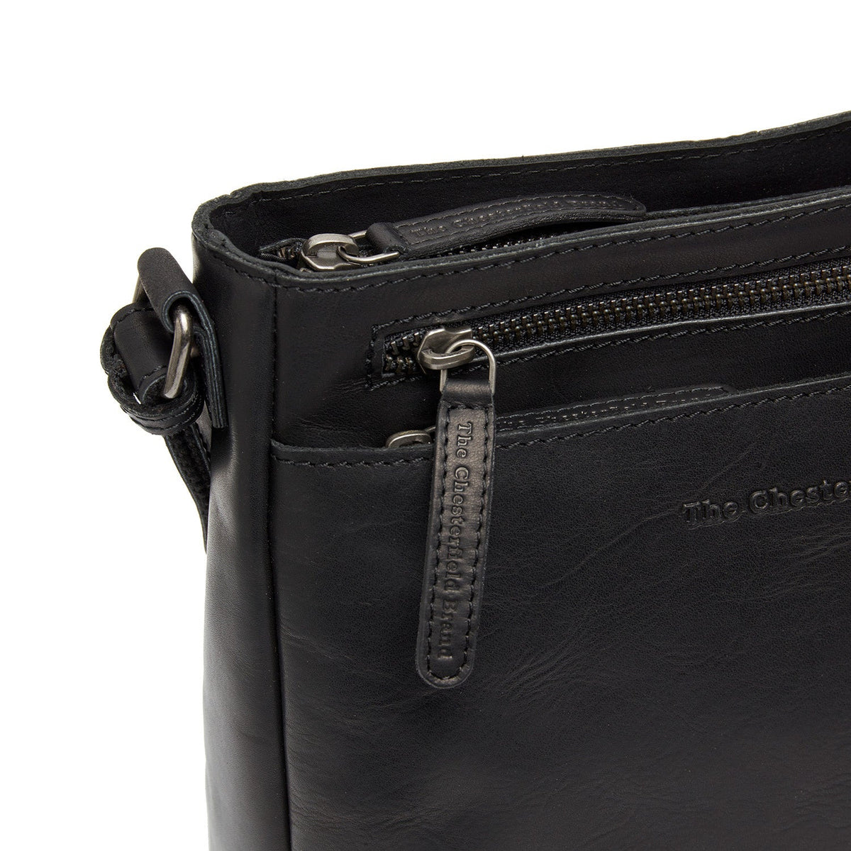 
Solid Antique Brass Hardware & Heavy-Duty Dual Zipper Detail on Mumbai Δερμάτινη τσάντα χιαστί