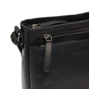
Solid Antique Brass Hardware & Heavy-Duty Dual Zipper Detail on Mumbai Δερμάτινη τσάντα χιαστί