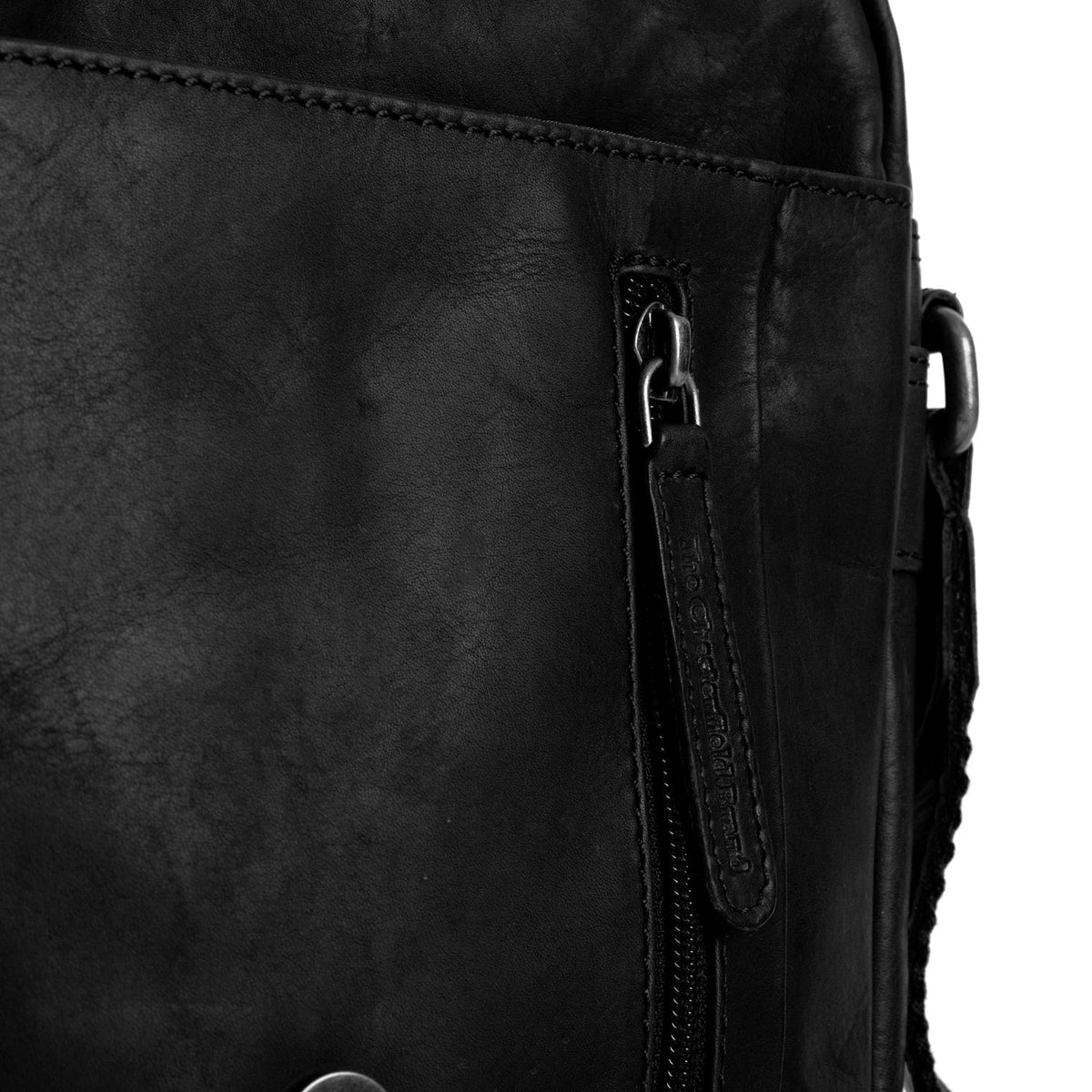 
Solid Antique Brass Hardware & Heavy-Duty Dual Zipper Detail on Remy Δερμάτινη τσάντα χιαστί