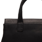 Close-Up Detail of Classic Collar &amp; Heavy-Duty Zipper Hardware on Garda Full-Grain Leather Handbag