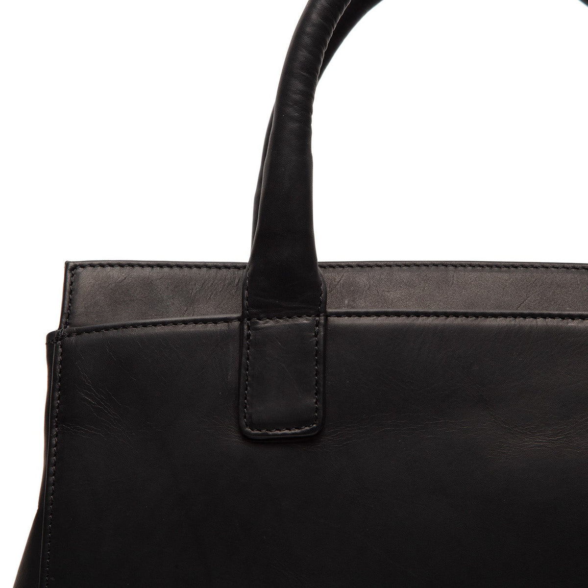 Κοντινό πλάνο λεπτομέρειας of Classic Collar & Heavy-Duty Zipper Hardware on Garda Full-Grain Leather Handbag