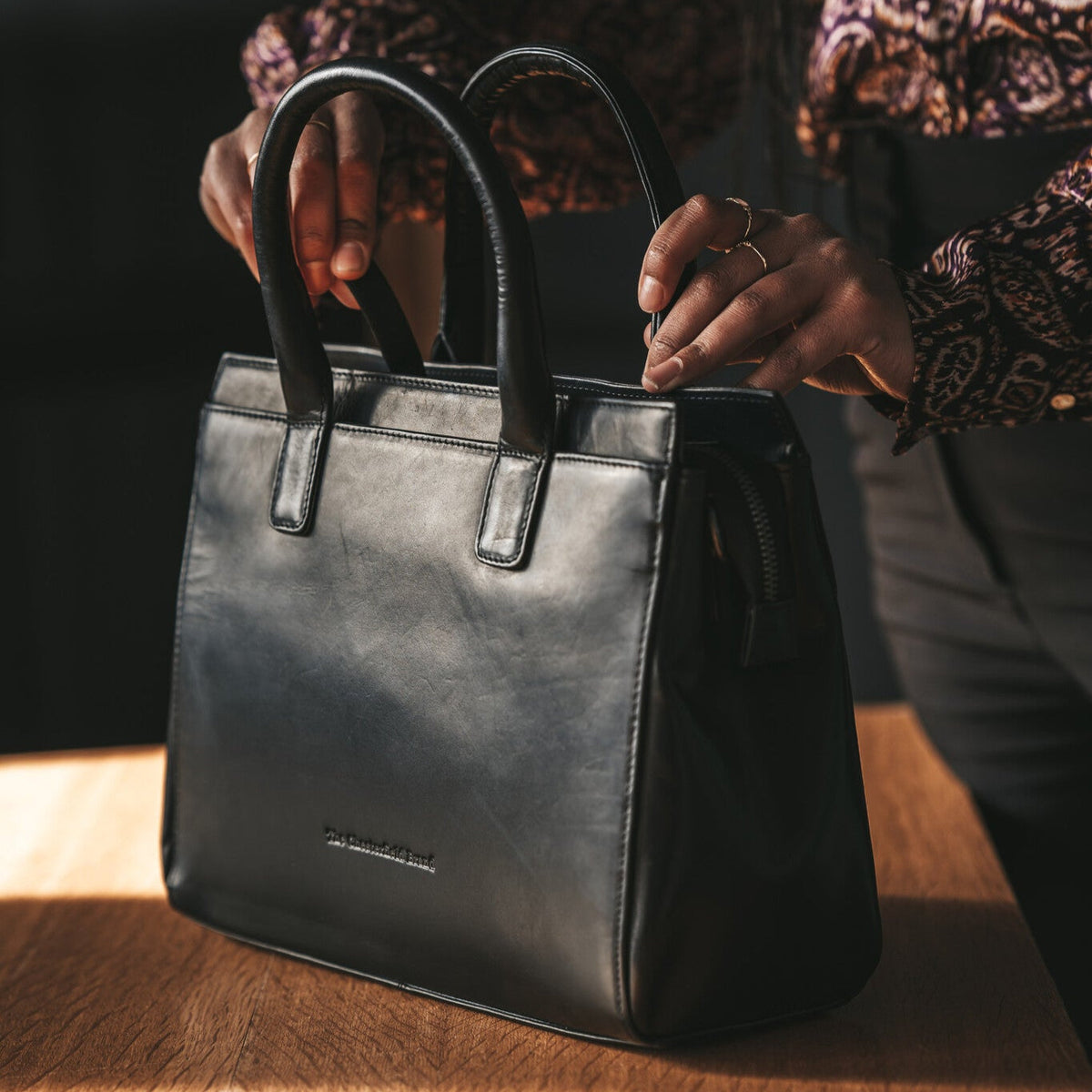 Garda Full-Grain Leather Handbag - Πλαϊνή όψη που αναδεικνύει το κόψιμο των μανικιών