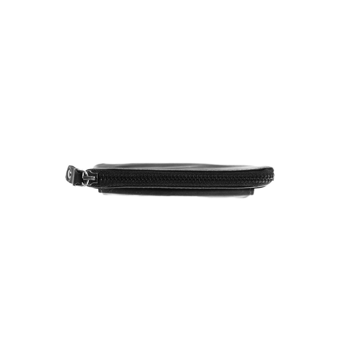 Close-Up Detail of Classic Collar &amp; Heavy-Duty Zipper Hardware on Oliver Full-Grain Leather Key Case