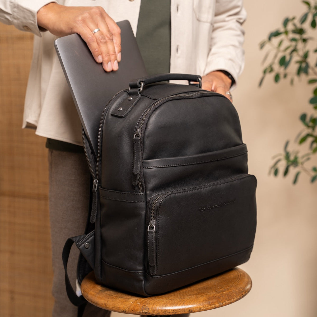 
Austin Δερμάτινο σακίδιο για laptop - Δομημένο πλαϊνό προφίλ με βάθος και χωρητικότητα