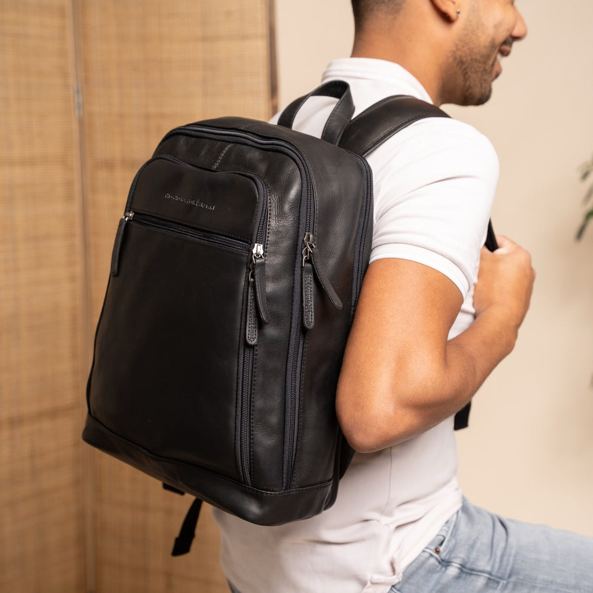 Classic 100% Full-Grain leather Backpack - Πίσω όψη με ενισχυμένους δερμάτινους ιμάντες
