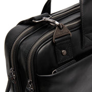 
Solid Antique Brass Hardware & Heavy-Duty Dual Zipper Detail on Iseo Δερμάτινη τσάντα laptop