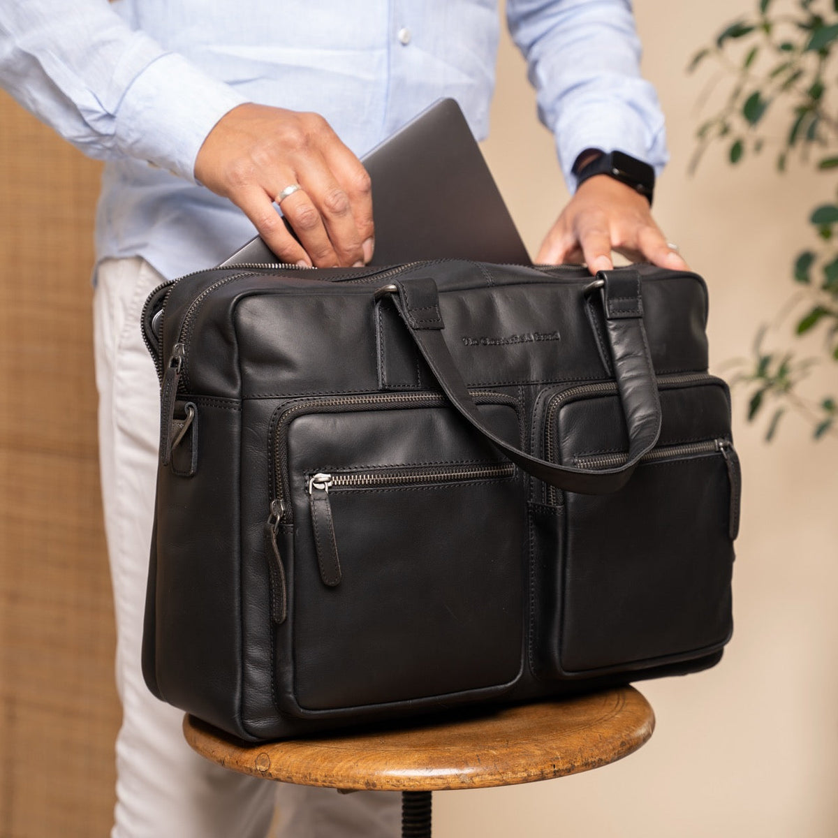 
Misha Δερμάτινη τσάντα laptop - Δομημένο πλαϊνό προφίλ με βάθος και χωρητικότητα