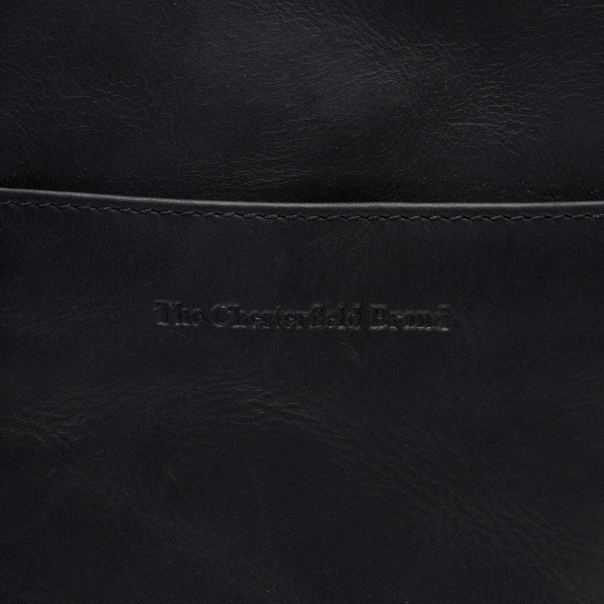 
Κοντινό πλάνο λεπτομέρειας of Classic Collar & Heavy-Duty Zipper Hardware on Alesund Γνήσιο δέρμα full grain Phone Bag