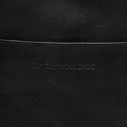 
Κοντινό πλάνο λεπτομέρειας of Classic Collar & Heavy-Duty Zipper Hardware on Alesund Γνήσιο δέρμα full grain Phone Bag