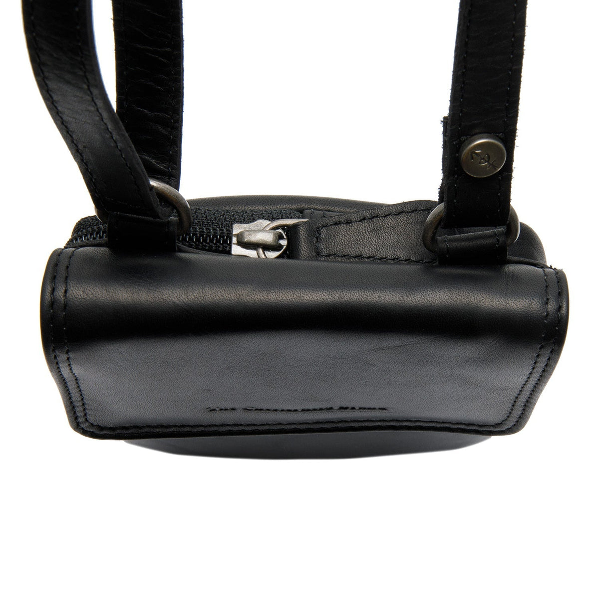 
Κοντινό πλάνο λεπτομέρειας of Classic Collar & Heavy-Duty Zipper Hardware on Langley Γνήσιο δέρμα full grain Phone Bag