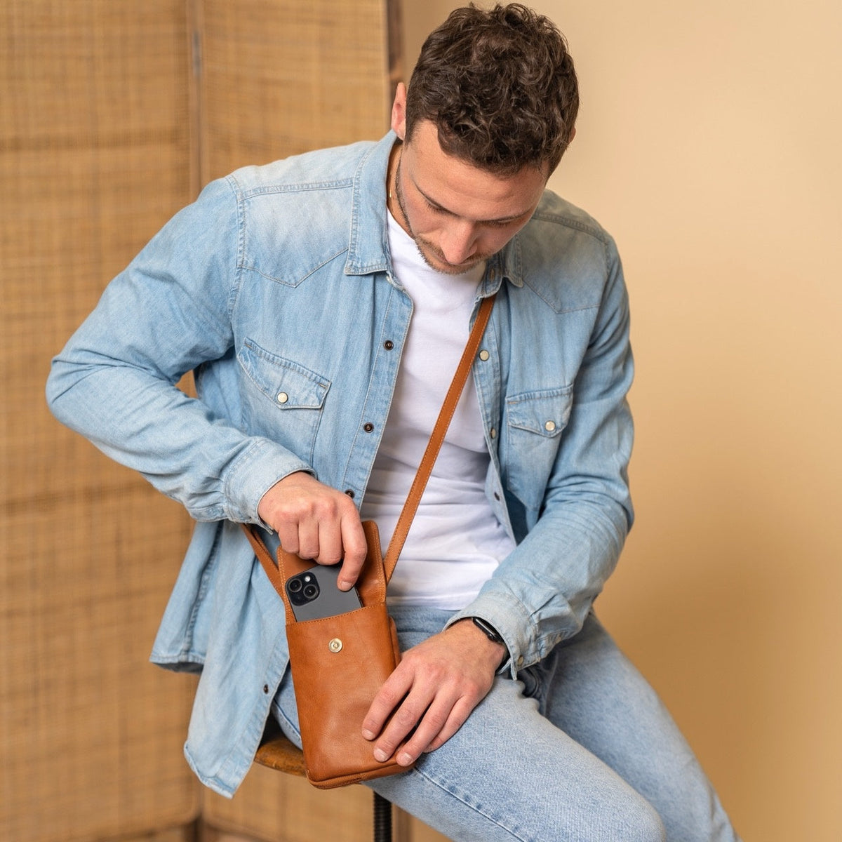 
Langley Γνήσιο δέρμα full grain Phone Bag – alternate product view 3