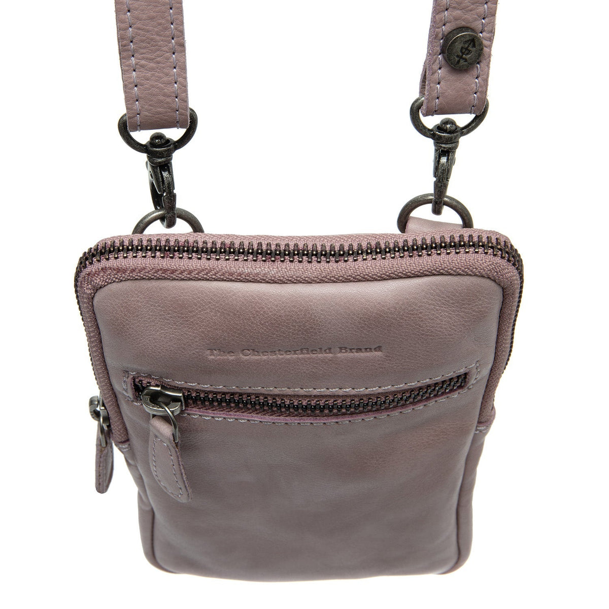 Κοντινό πλάνο λεπτομέρειας of Classic Collar & Heavy-Duty Zipper Hardware on Salta Full-Grain Leather Phone Bag