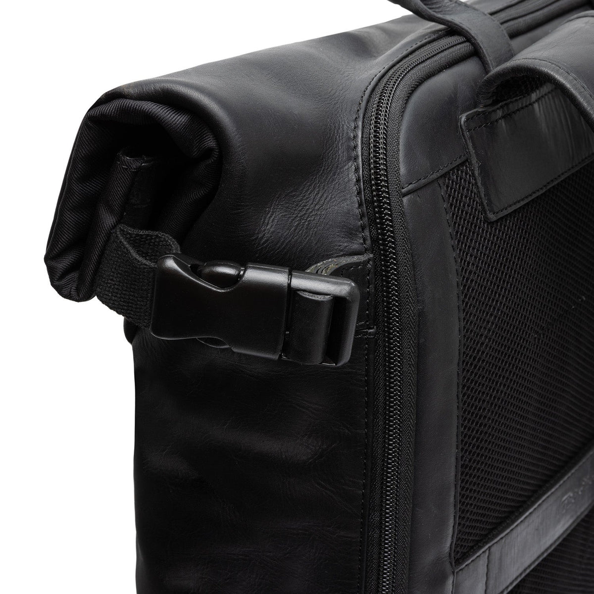 
Solid Antique Brass Hardware & Heavy-Duty Dual Zipper Detail on Bornholm Γνήσιο δέρμα full grain Roll-top Backpack