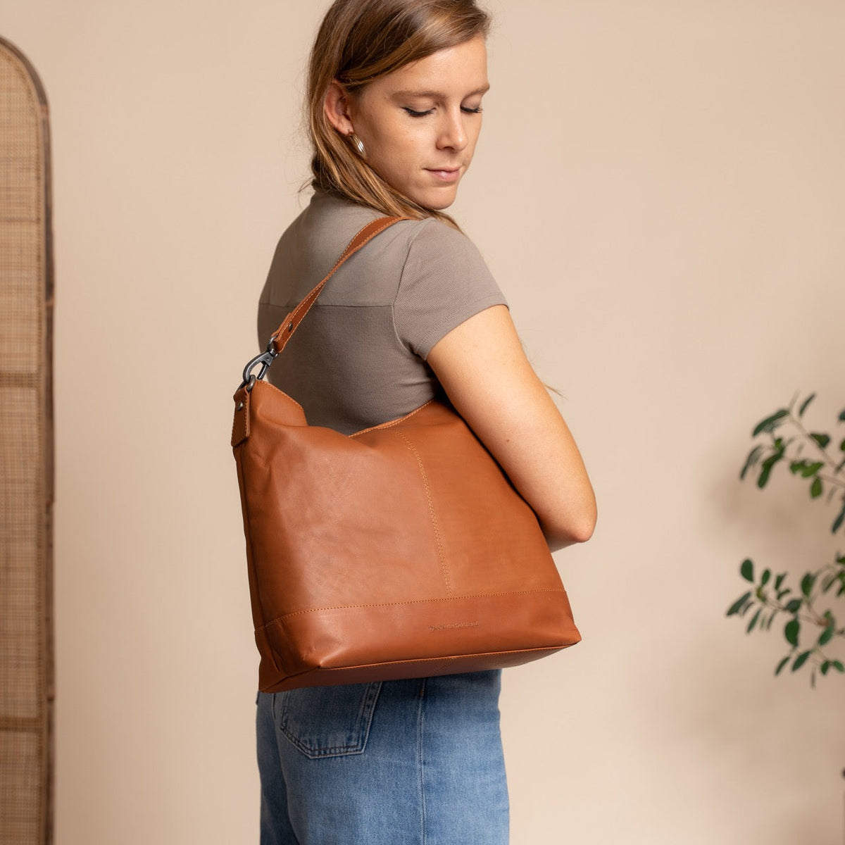 Amelia Full-Grain Leather Shoulder Bag – alternate product view 2