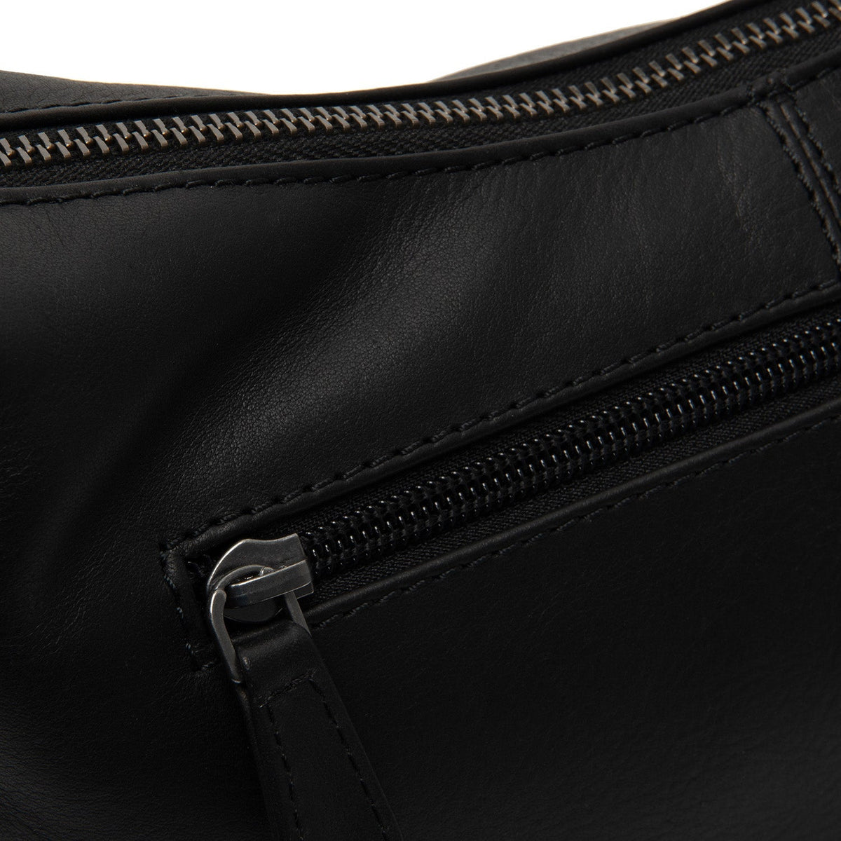 100% Full-Grain Wax Pull-Up 100% Full-Grain Leather Grain Texture &amp; Handcrafted Patina Detail
