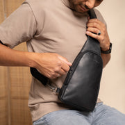 
Leather Sling Bag Bowey - Δομημένο πλαϊνό προφίλ με βάθος και χωρητικότητα