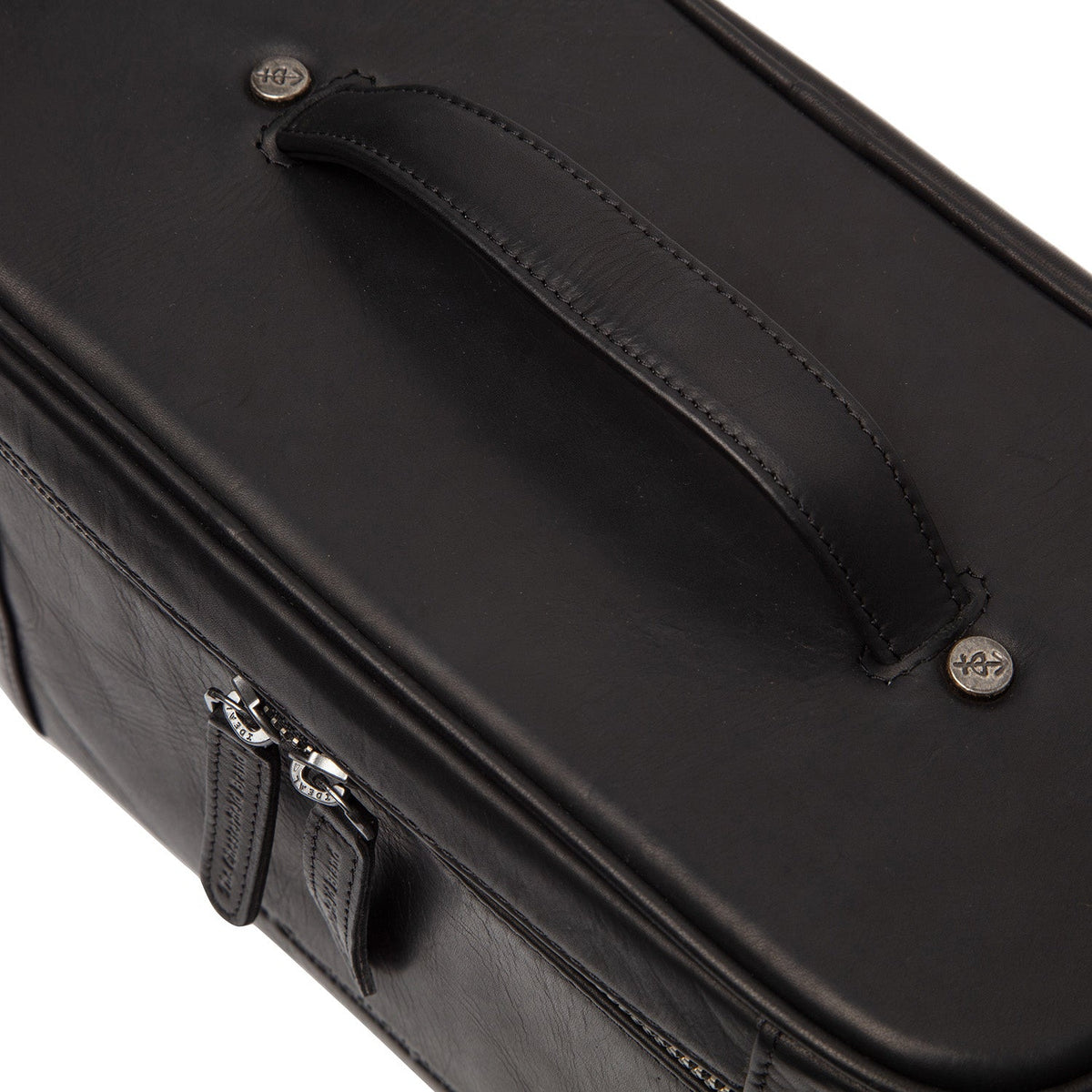 
Κοντινό πλάνο λεπτομέρειας of Classic Collar & Heavy-Duty Zipper Hardware on Limone Δερμάτινο νεσεσέρ