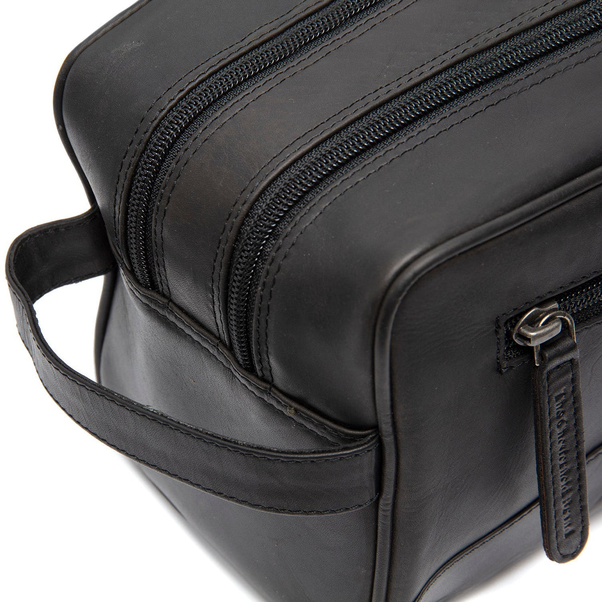 
Κοντινό πλάνο λεπτομέρειας of Classic Collar & Heavy-Duty Zipper Hardware on Stacey Δερμάτινο νεσεσέρ