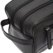 
Κοντινό πλάνο λεπτομέρειας of Classic Collar & Heavy-Duty Zipper Hardware on Stacey Δερμάτινο νεσεσέρ