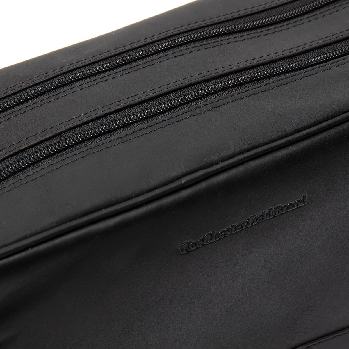 Close-Up Detail of Classic Collar &amp; Heavy-Duty Zipper Hardware on Stefan Full-Grain Leather Toiletry Bag