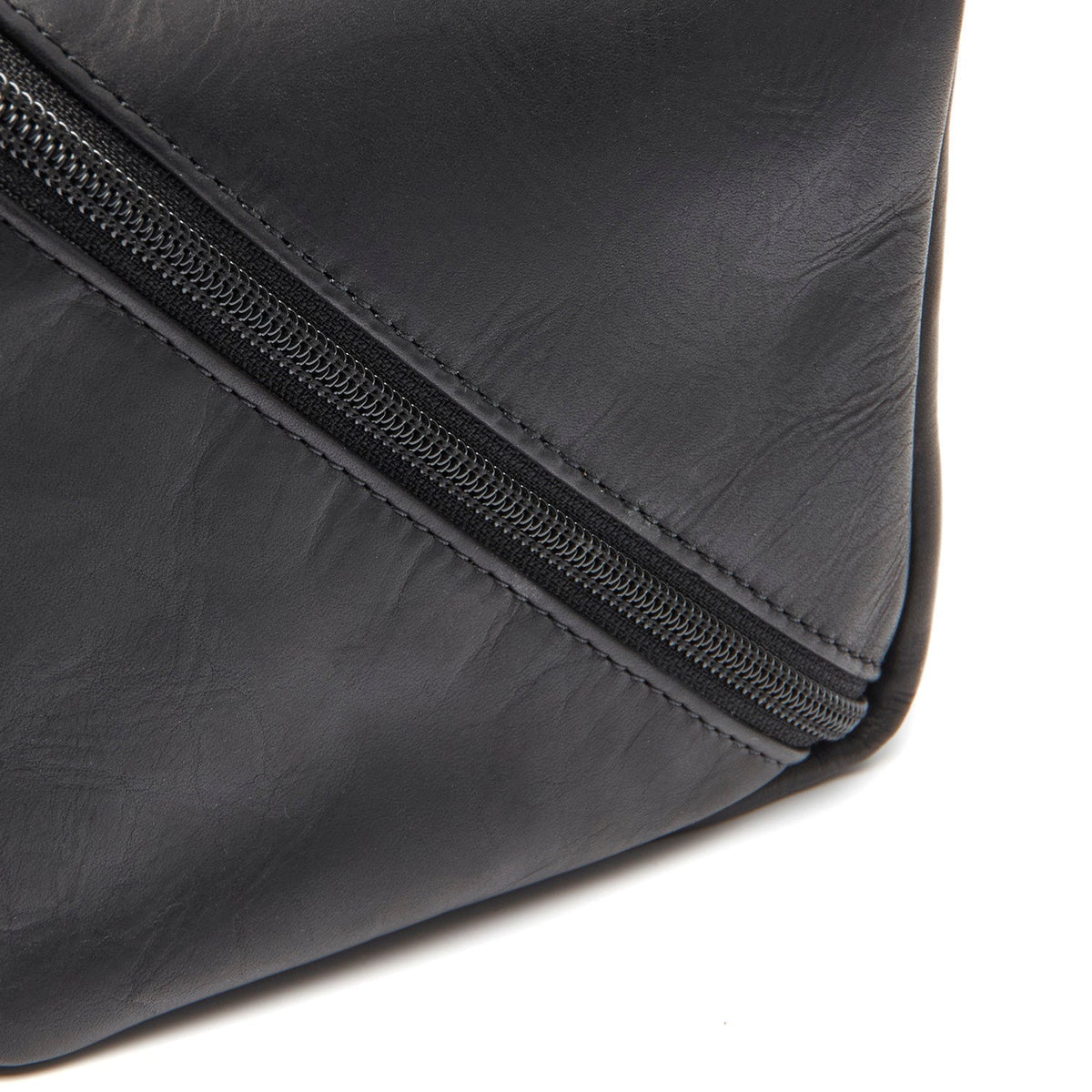 
Κοντινό πλάνο λεπτομέρειας of Classic Collar & Heavy-Duty Zipper Hardware on Trevia Δερμάτινο νεσεσέρ