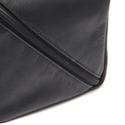 
Κοντινό πλάνο λεπτομέρειας of Classic Collar & Heavy-Duty Zipper Hardware on Trevia Δερμάτινο νεσεσέρ