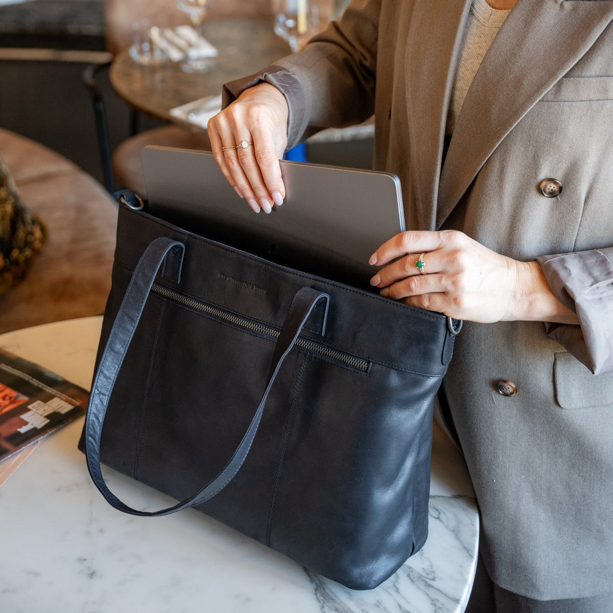 
Solid Antique Brass Hardware & Heavy-Duty Dual Zipper Detail on Osira Δερμάτινη τσάντα tote