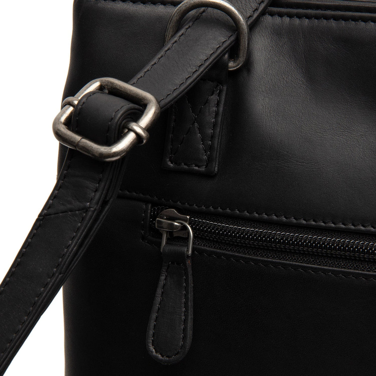 
Solid Antique Brass Hardware & Heavy-Duty Dual Zipper Detail on Raynor Δερμάτινη τσάντα tote