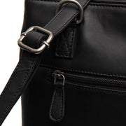 
Solid Antique Brass Hardware & Heavy-Duty Dual Zipper Detail on Raynor Δερμάτινη τσάντα tote