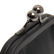 
Solid Antique Brass Hardware & Heavy-Duty Dual Zipper Detail on Calvia Δερμάτινο πορτοφόλι