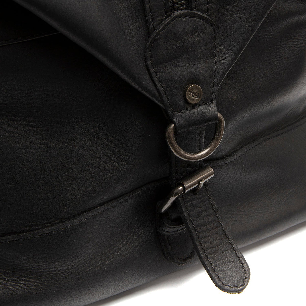 
Solid Antique Brass Hardware & Heavy-Duty Dual Zipper Detail on Portsmouth II Δερμάτινος ταξιδιωτικός σάκος
