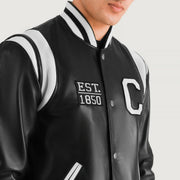 
Κοντινό πλάνο λεπτομέρειας of Varsity & Snap Button Hardware on Liberte California Μαύρο Leather Varsity Δερμάτινο Μπουφάν Ανδρικό