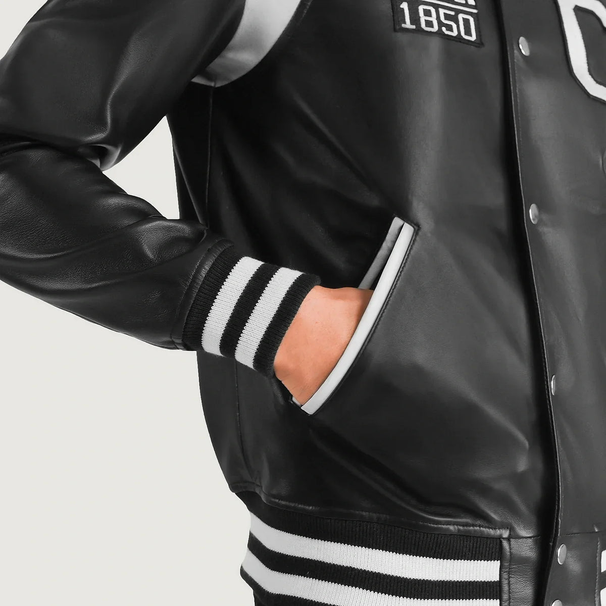 
Εσωτερική επένδυση Showing Quilted Polyester Lining & Δύο λειτουργικές εσωτερικές τσέπες
