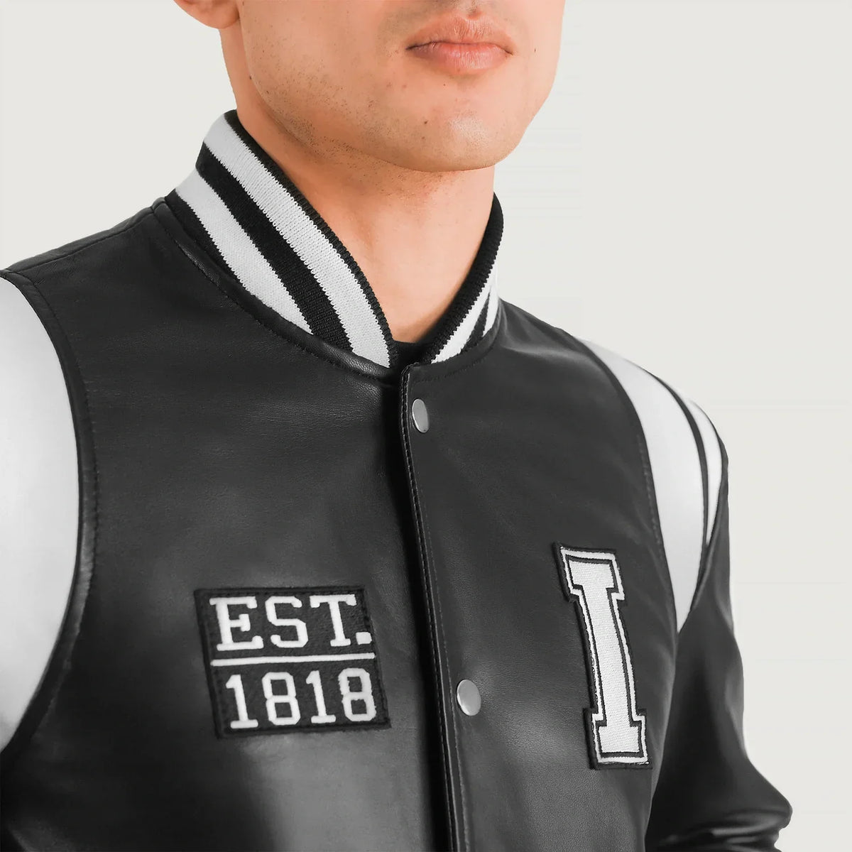
Κοντινό πλάνο λεπτομέρειας of Varsity & Snap Button Hardware on Liberte Illinois Μαύρο Leather Varsity Δερμάτινο Μπουφάν Ανδρικό