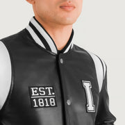 
Κοντινό πλάνο λεπτομέρειας of Varsity & Snap Button Hardware on Liberte Illinois Μαύρο Leather Varsity Δερμάτινο Μπουφάν Ανδρικό