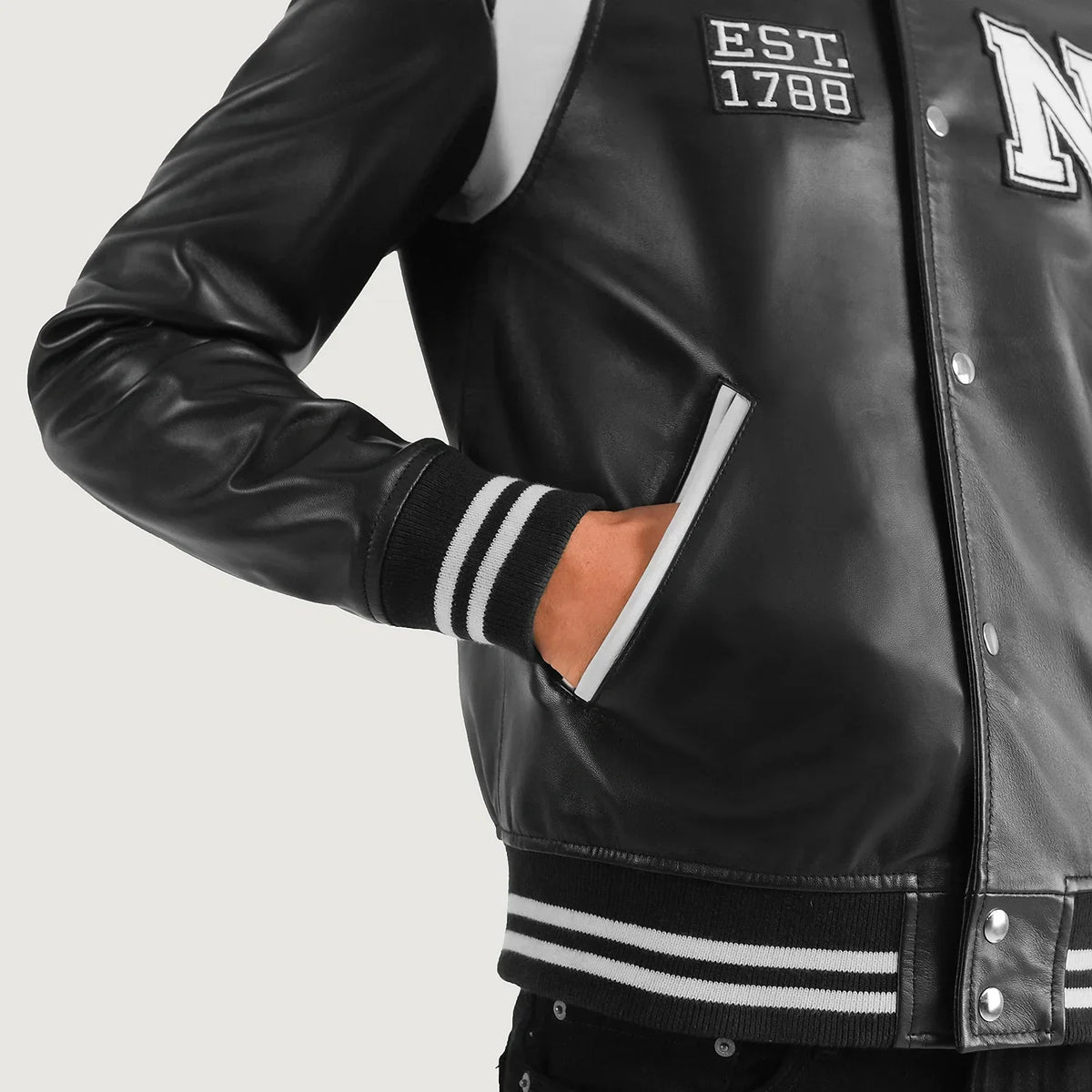
Εσωτερική επένδυση Showing Quilted Polyester Lining & Δύο λειτουργικές εσωτερικές τσέπες