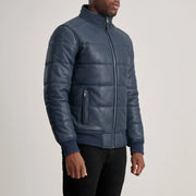 
Προοπτική εφαρμογής σε μοντέλο:  Lucas Blue Leather Puffer Bomber Jacket σε μοντέλο με φυσικό φωτισμό ημέρας