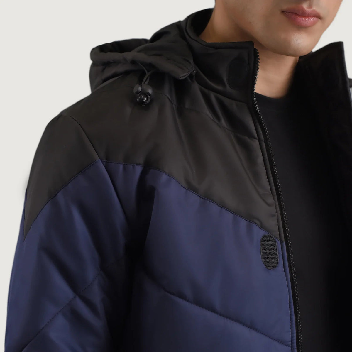 
Εσωτερική επένδυση Showing Quilted Viscose Lining & Δύο λειτουργικές εσωτερικές τσέπες