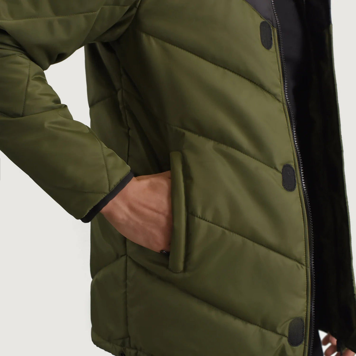 
Εσωτερική επένδυση Showing Quilted Viscose Lining & Δύο λειτουργικές εσωτερικές τσέπες
