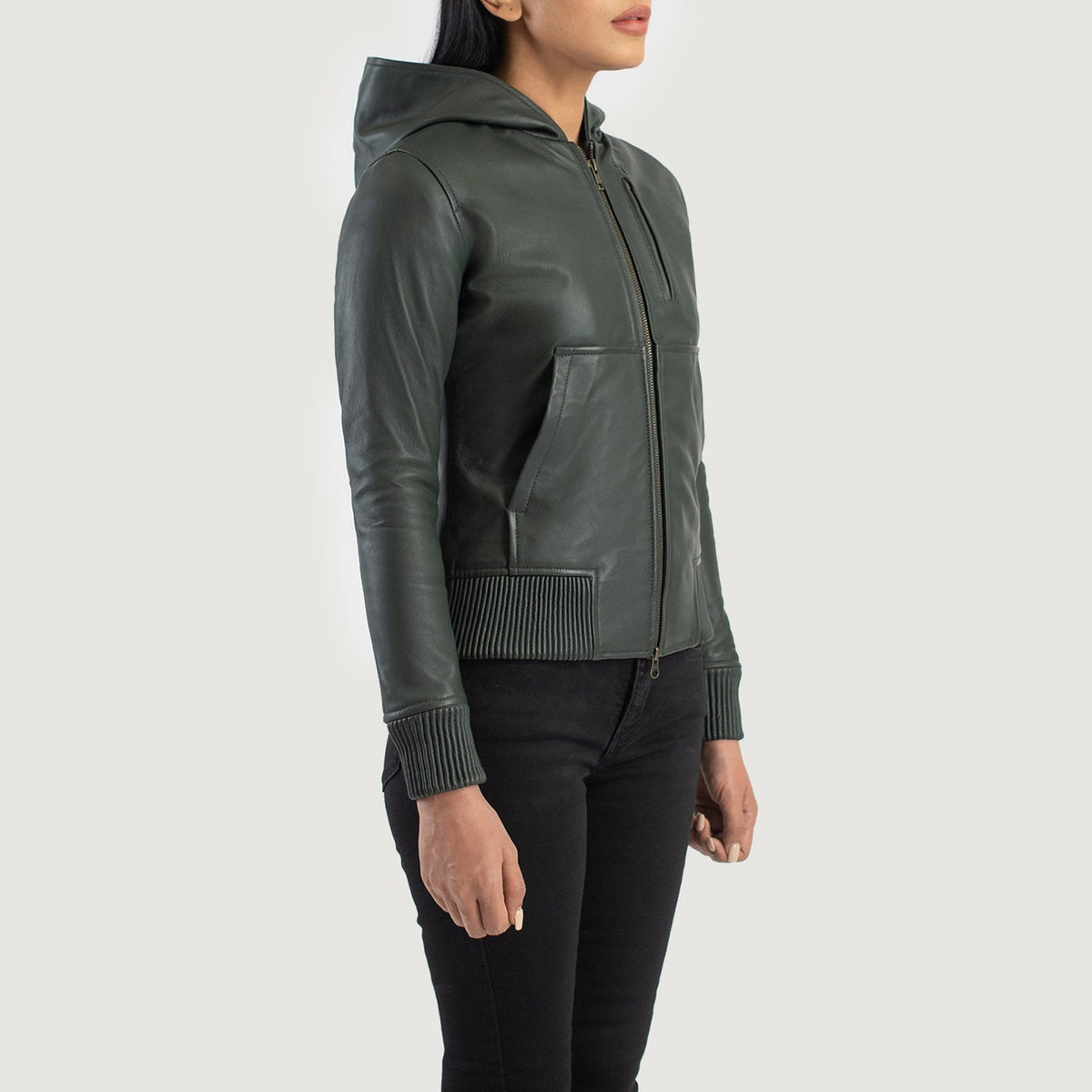
Προοπτική εφαρμογής σε μοντέλο:  Luna Blue Hooded Leather Bomber Jacket σε μοντέλο με φυσικό φωτισμό ημέρας