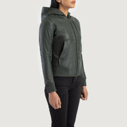 
Προοπτική εφαρμογής σε μοντέλο:  Luna Blue Hooded Leather Bomber Jacket σε μοντέλο με φυσικό φωτισμό ημέρας