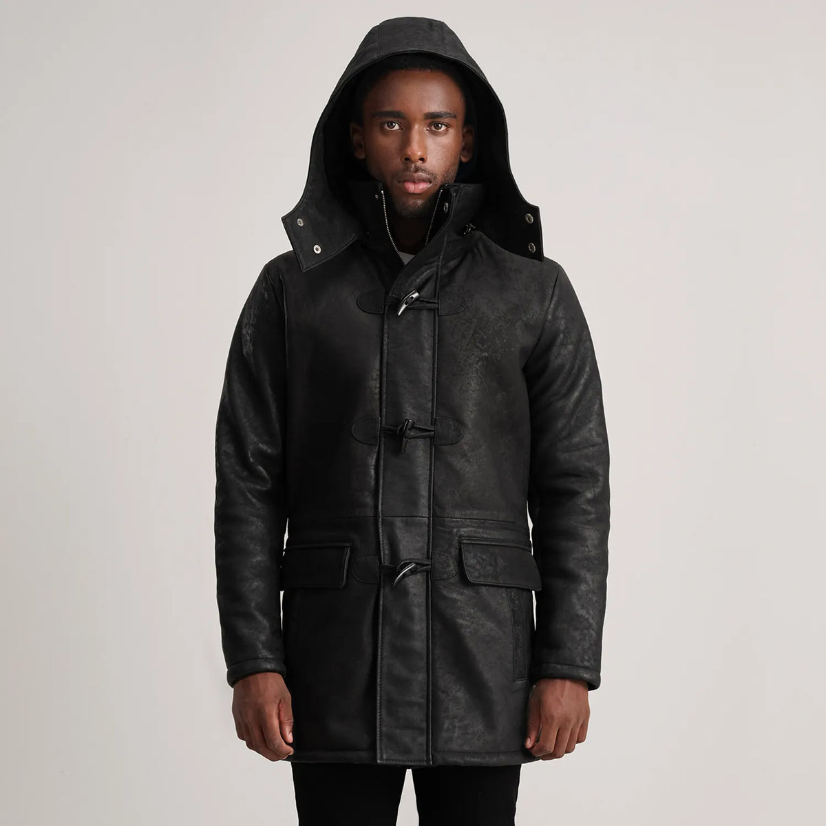 
Κοντινό πλάνο λεπτομέρειας of Band collar & Zipper with Toggle button Hardware on Nolan Black Snuffed Leather Duffle Coat